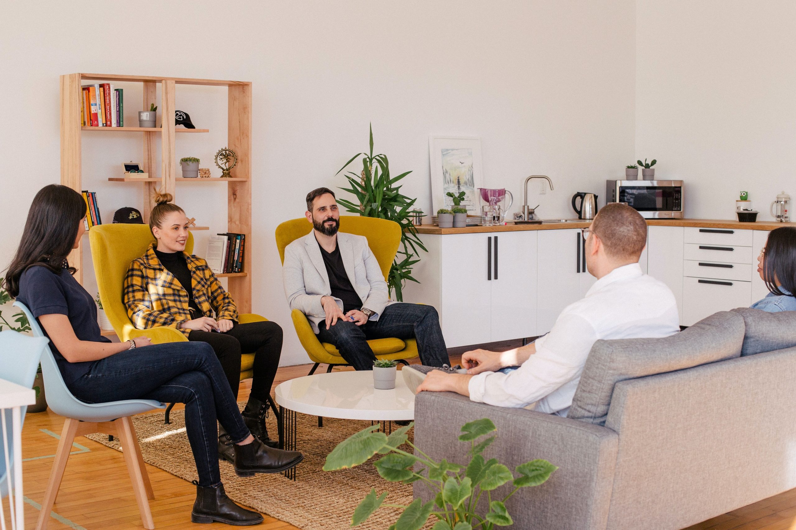 Cinco amigos reunidos en una sala compartida