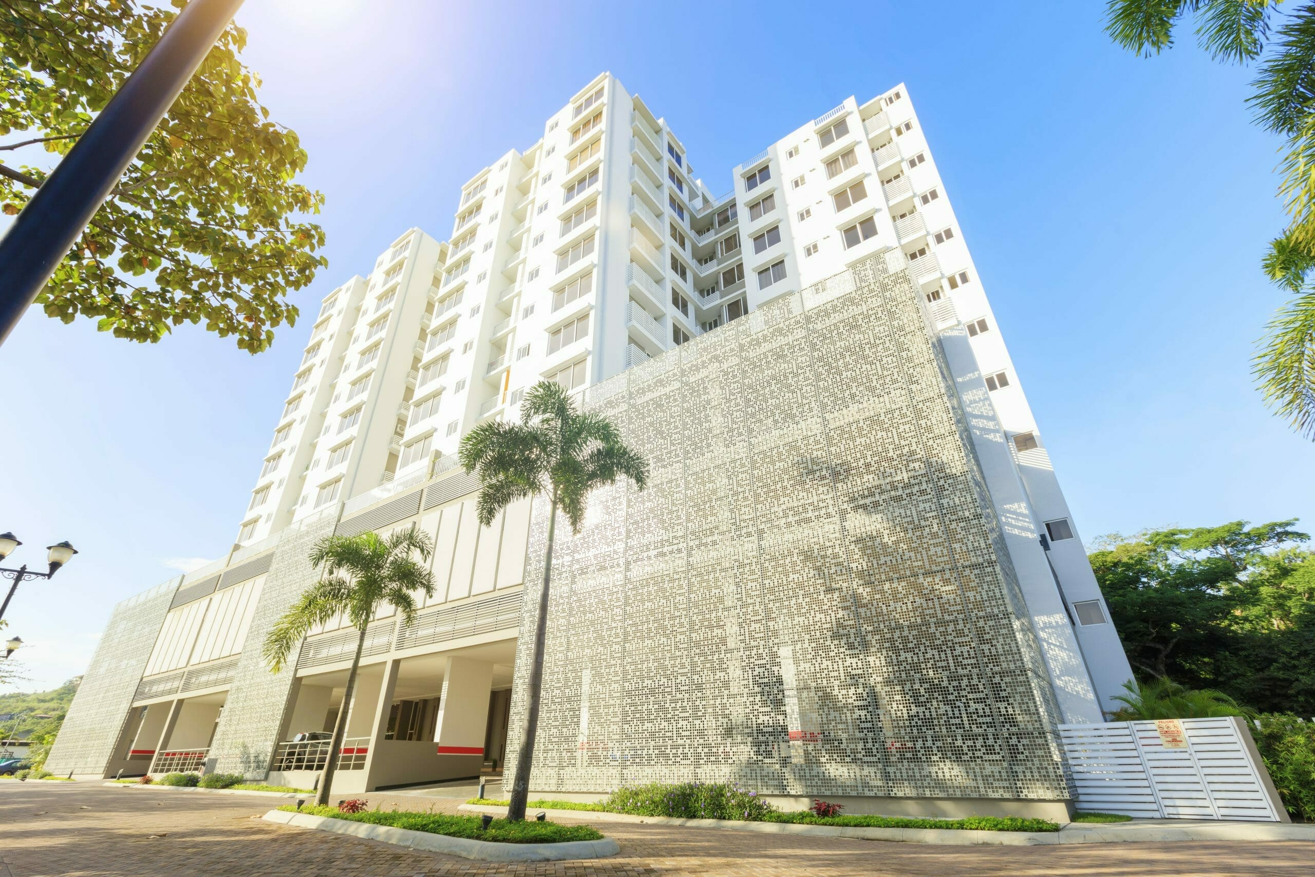 Fachada lateral de la torre Península Norte en el residencial Paseo del Norte en Panamá