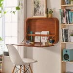 escritorio pequeño de madera con silla blanca