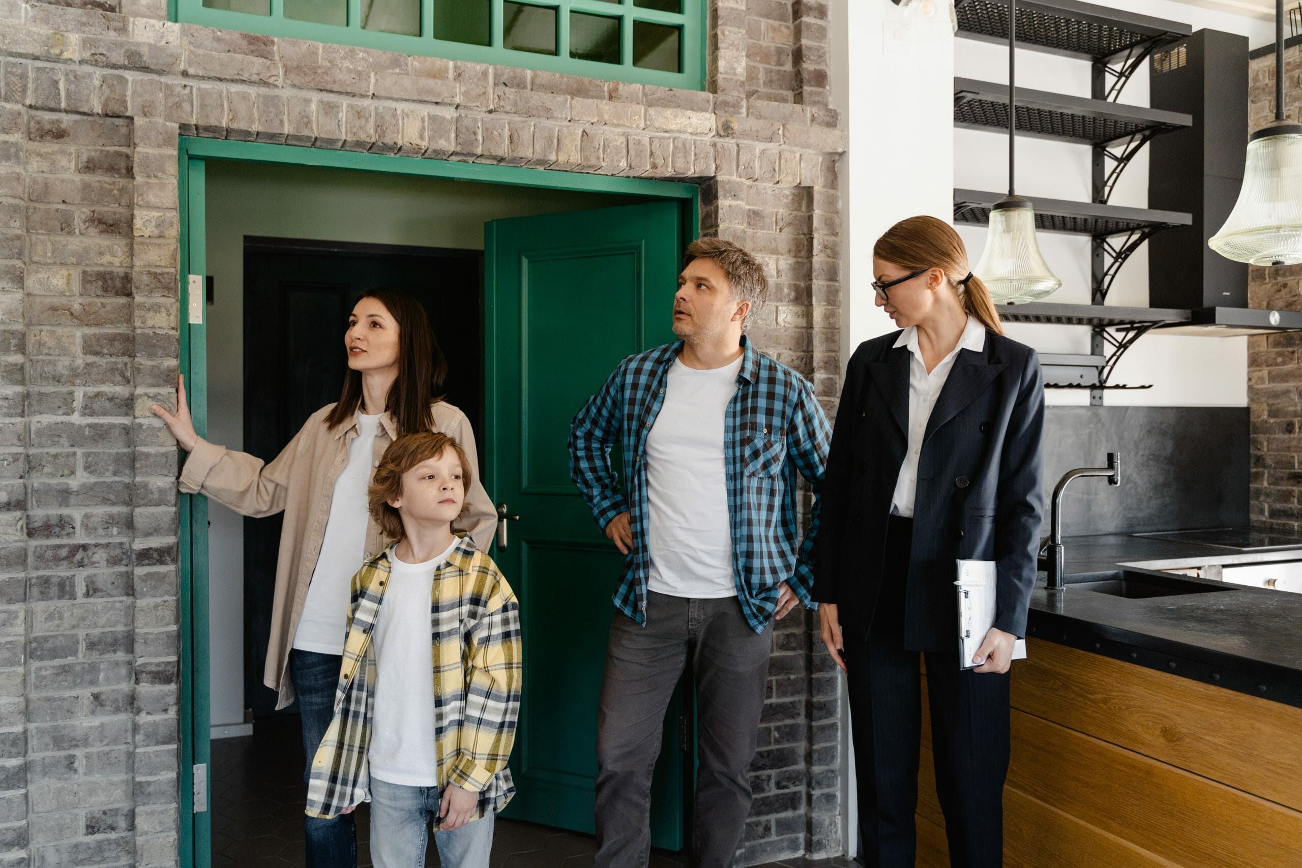 familia visitando un departamento para comprar con asesor inmobiliario
