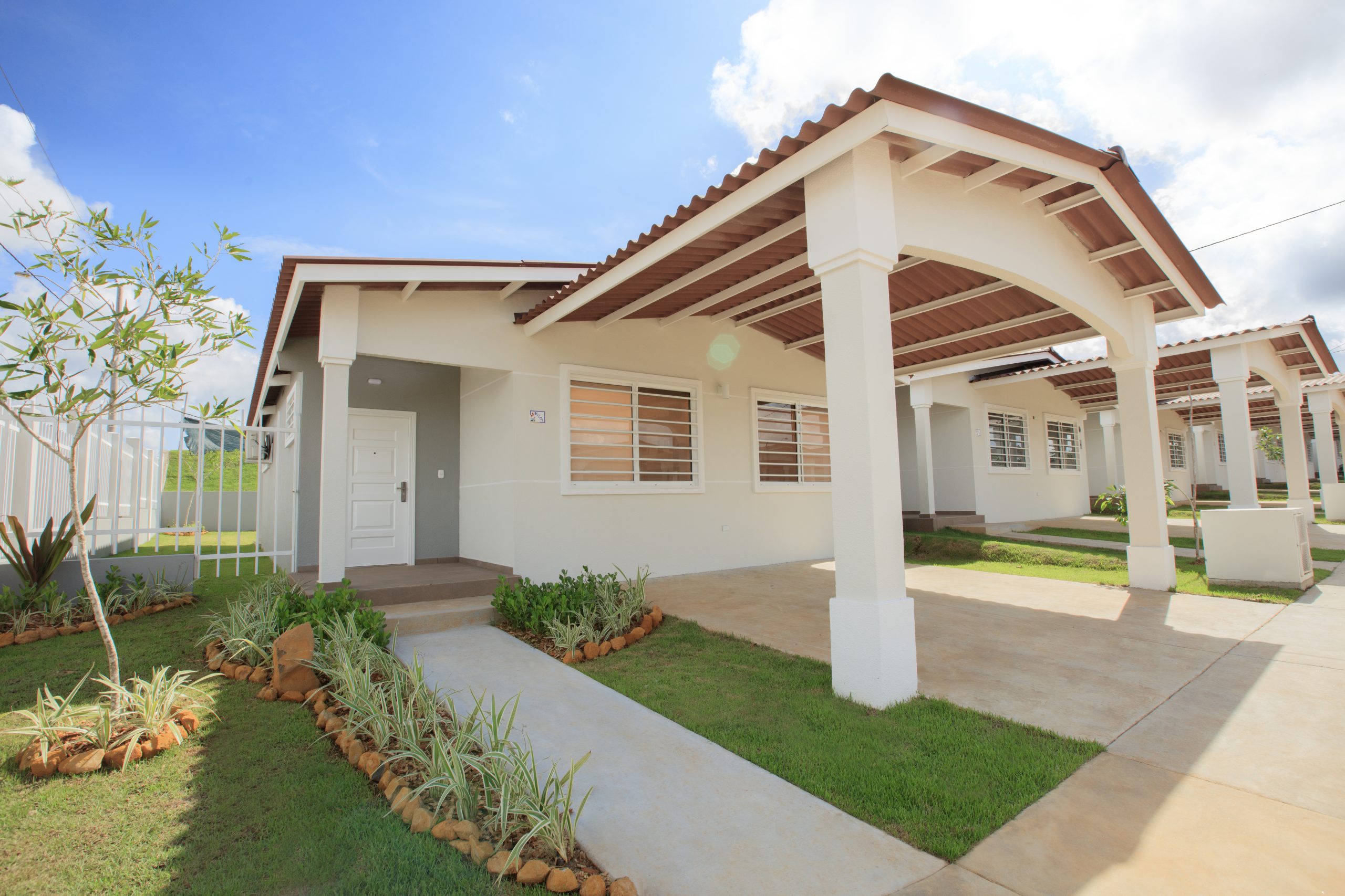 Vista frontal del modelo de casa Cristina del desarrollo inmobiliario Brisas del Golf Arraiján de Grupo Residencial en Panamá
