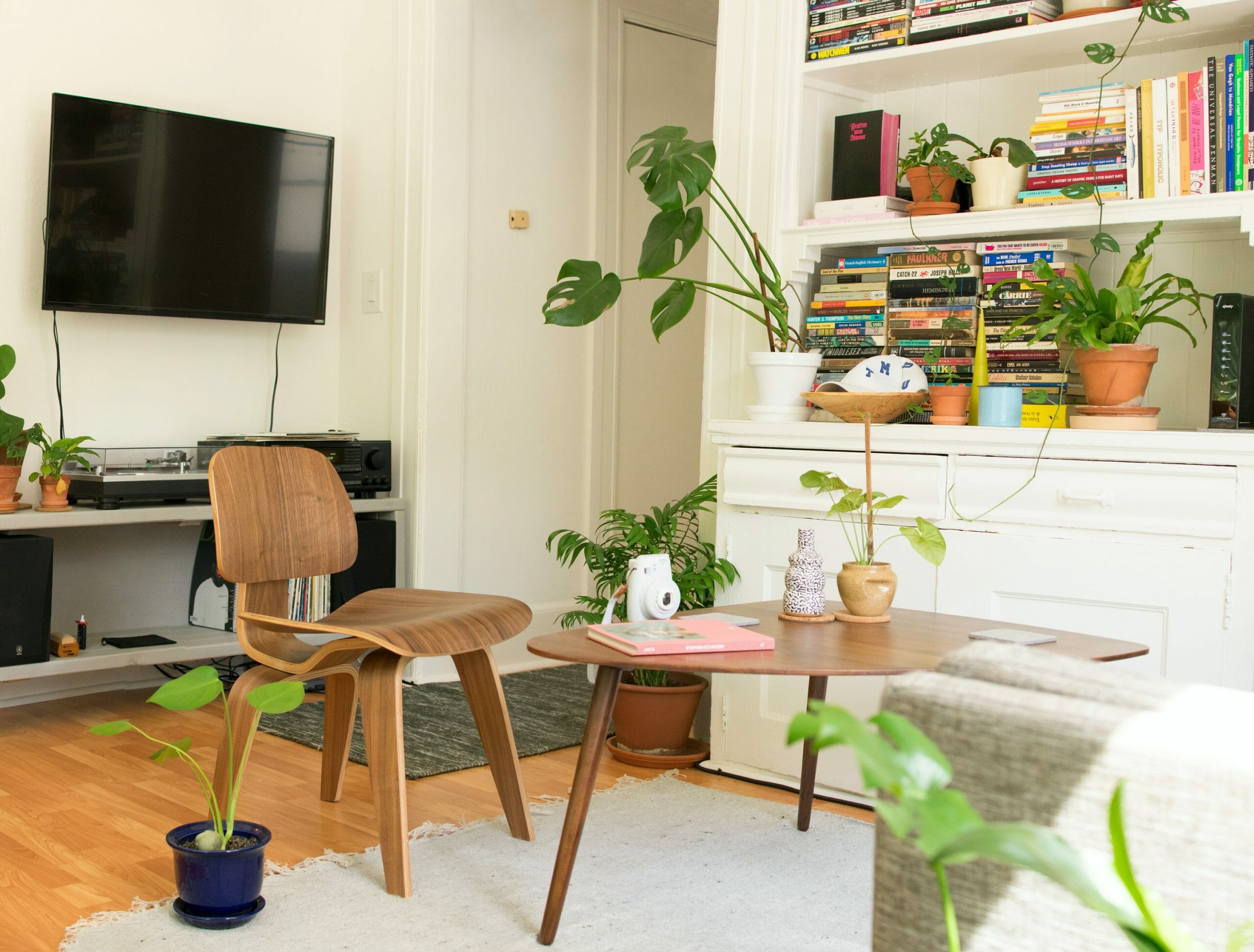 Interiores que incorporan elementos ecológicos, materiales sostenibles y variedad de plantas
