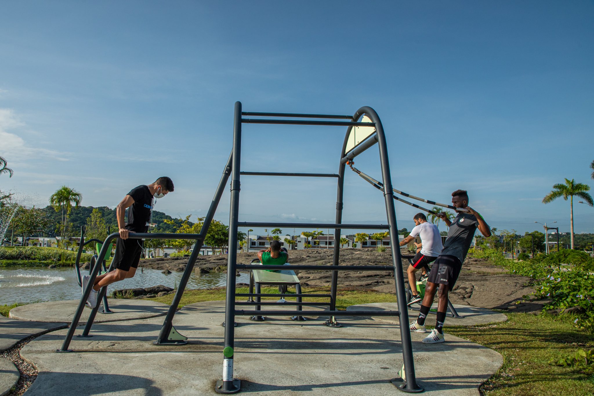 Personas ejercitándose en el área de gimnasio exterior en el Parque RACH en Paseo del Norte.