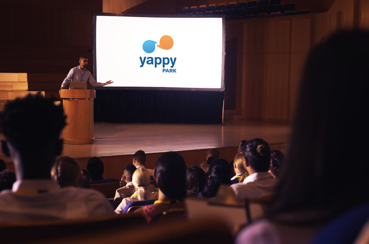 Conferencia en salón de eventos dentro de Yappy Park en Paseo del Norte.