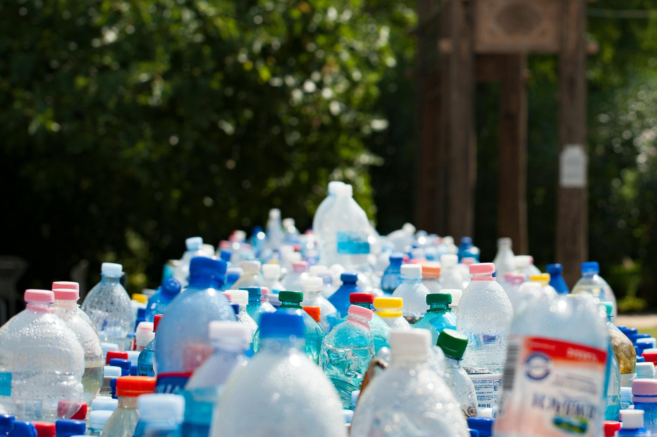 Recolección de botellas de plástico para reciclaje.