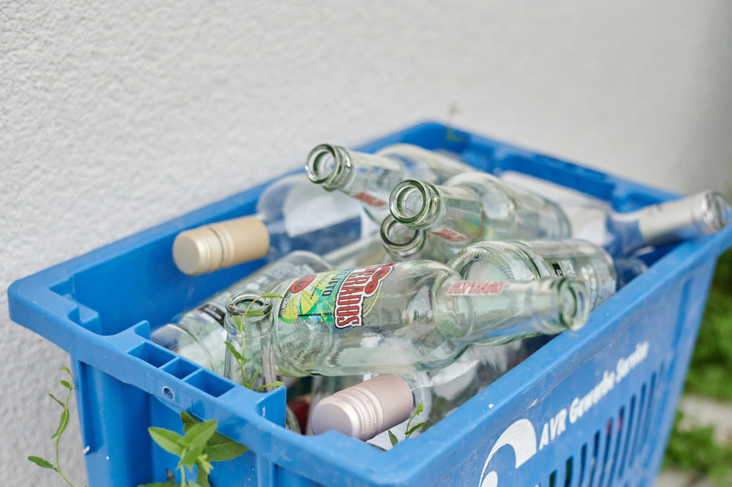 Canasta llena de envases de vidrio listos para enviar a reciclaje.