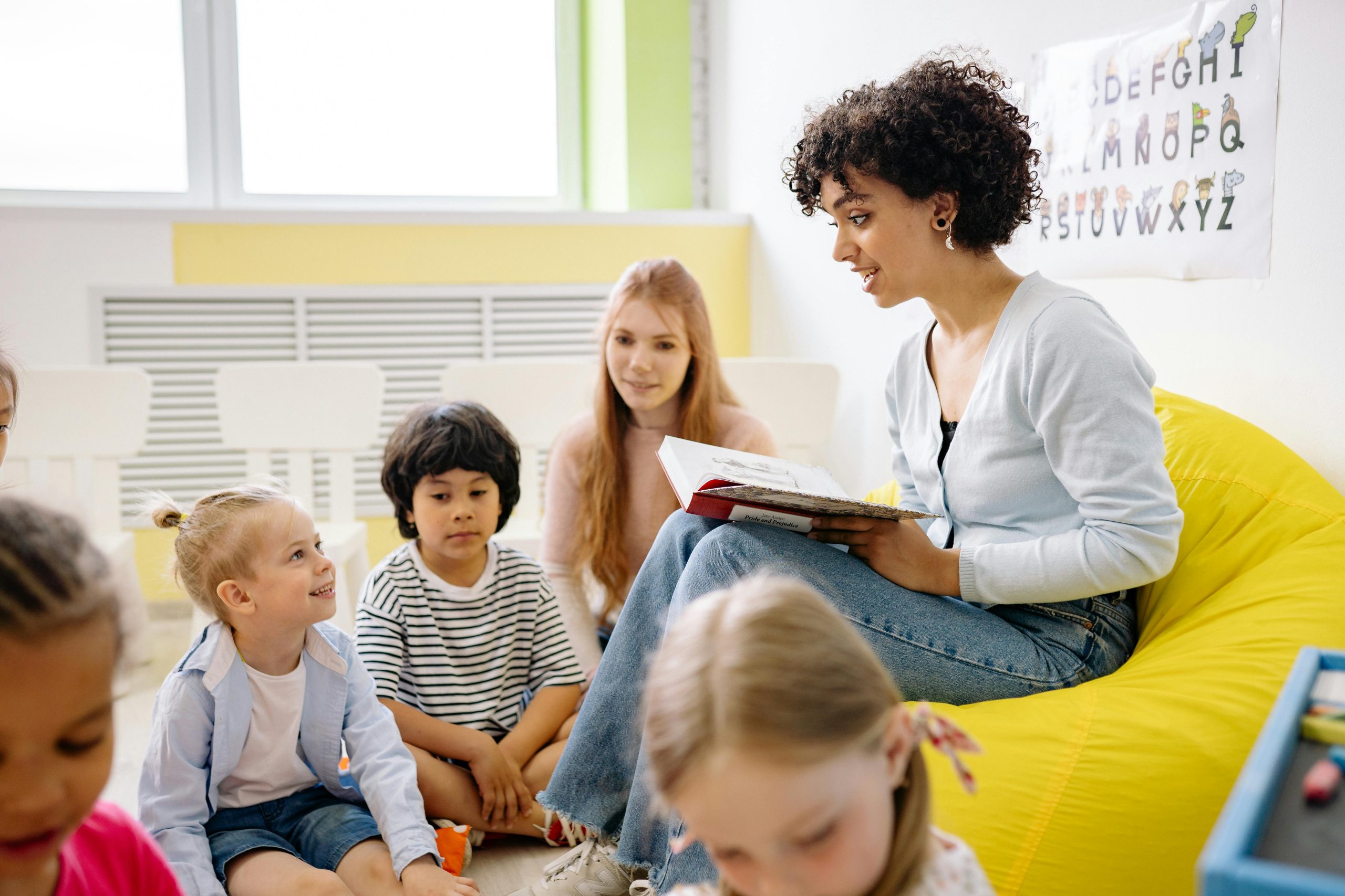 Maestra dando clases a niños en escuela privada.