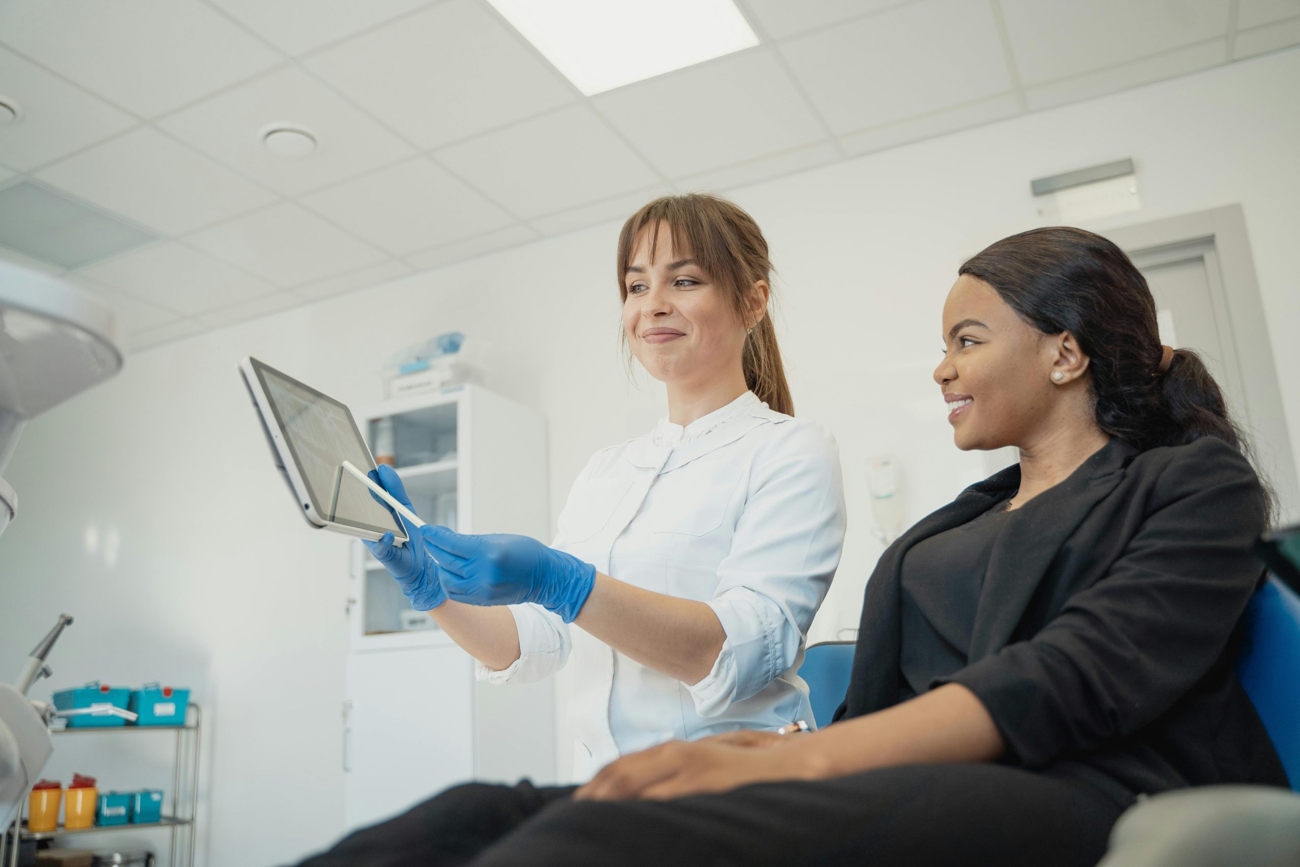 Paciente y doctora en consulta clínica.