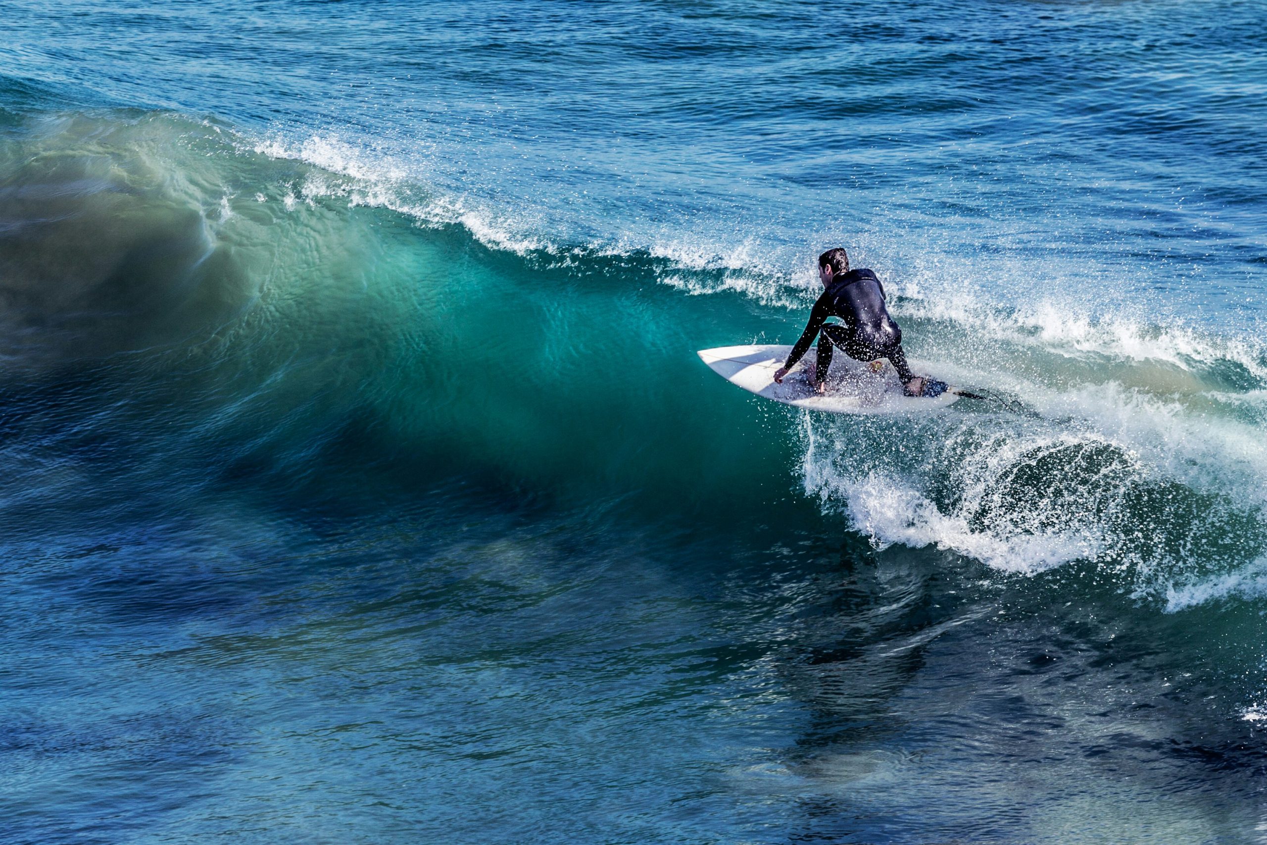 Hombre surfeando olas en el mar.