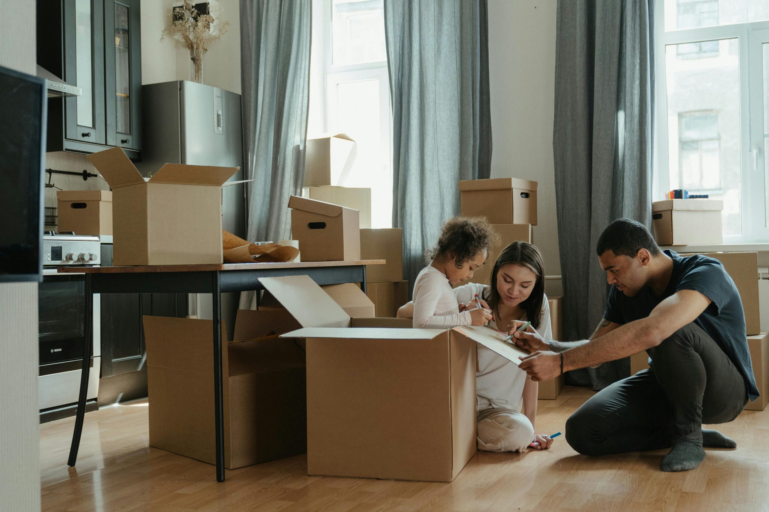 Familia desempacando en su primera vivienda.