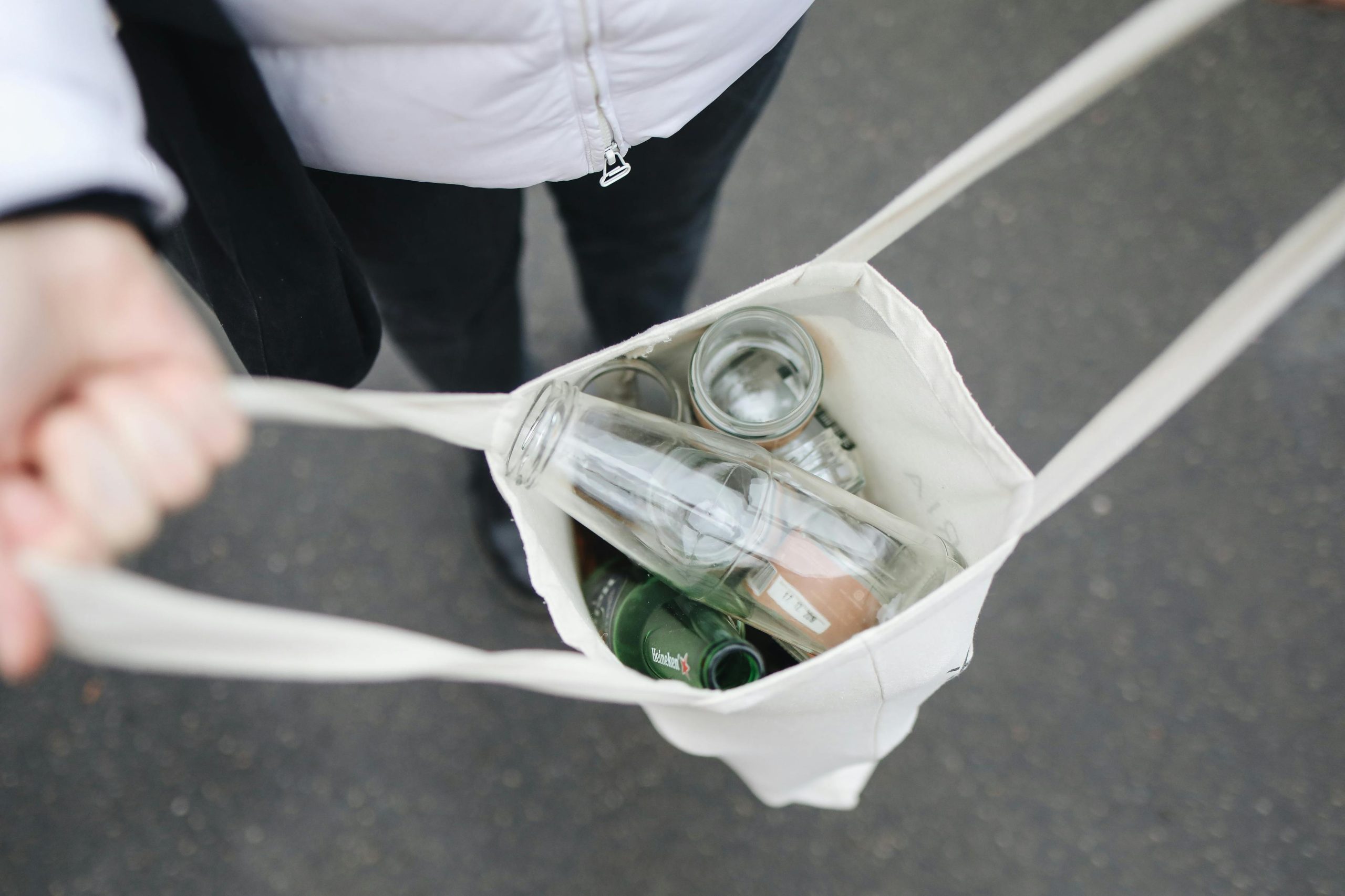 Botellas de vidrio en bolsa reutilizable de tela.