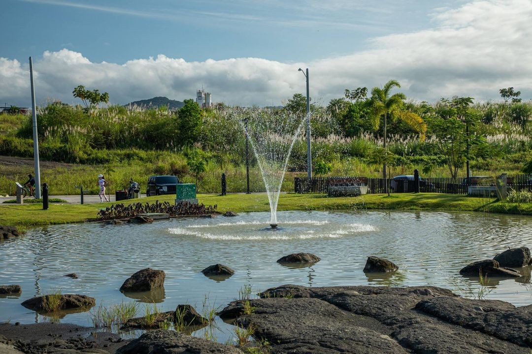 Fuente de agua encendida en el Parque RACH en Paseo del Norte.