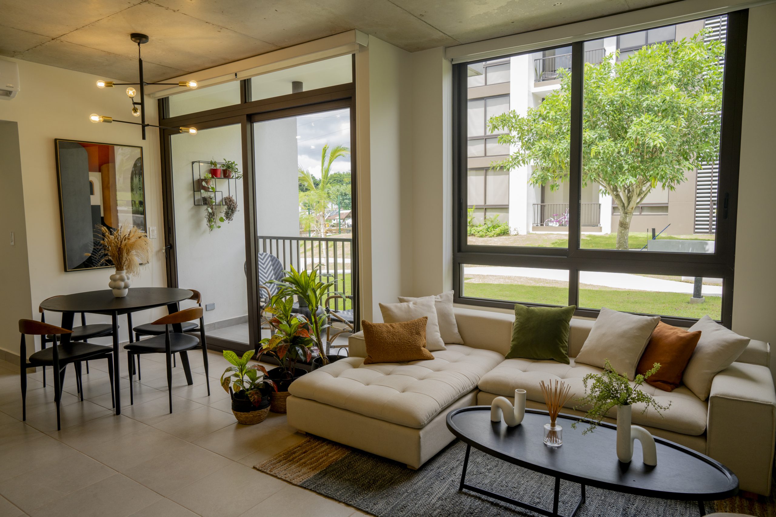 Vista interior de sala comedor de apartamento amueblado en Begin CoLiving en Panamá Norte.