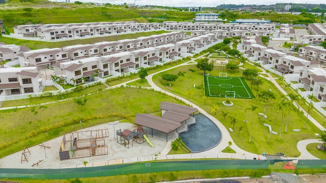 Vista del residencial Cavana y sus áreas al aire libre en Paseo del Norte.