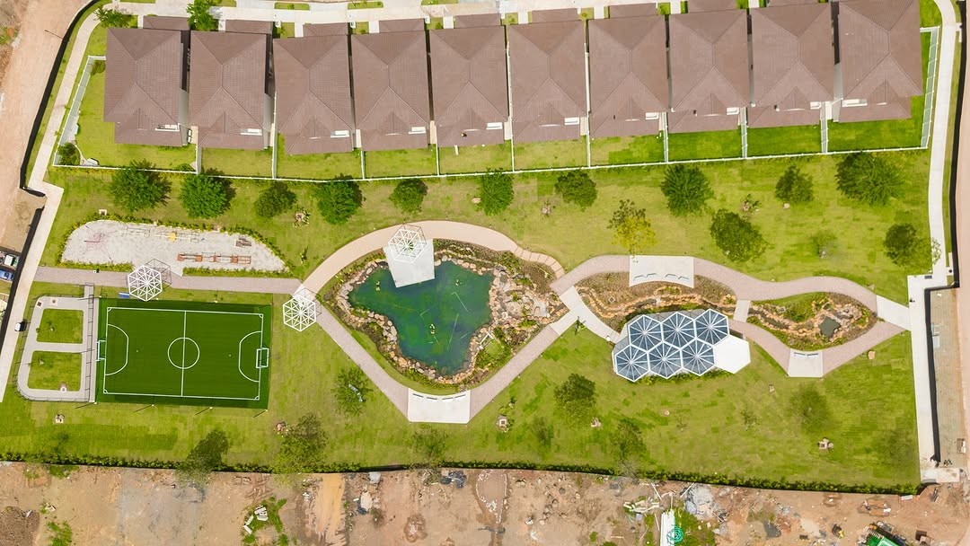 Vista aérea del residencial Noura y sus áreas al aire libre en Paseo del Norte.