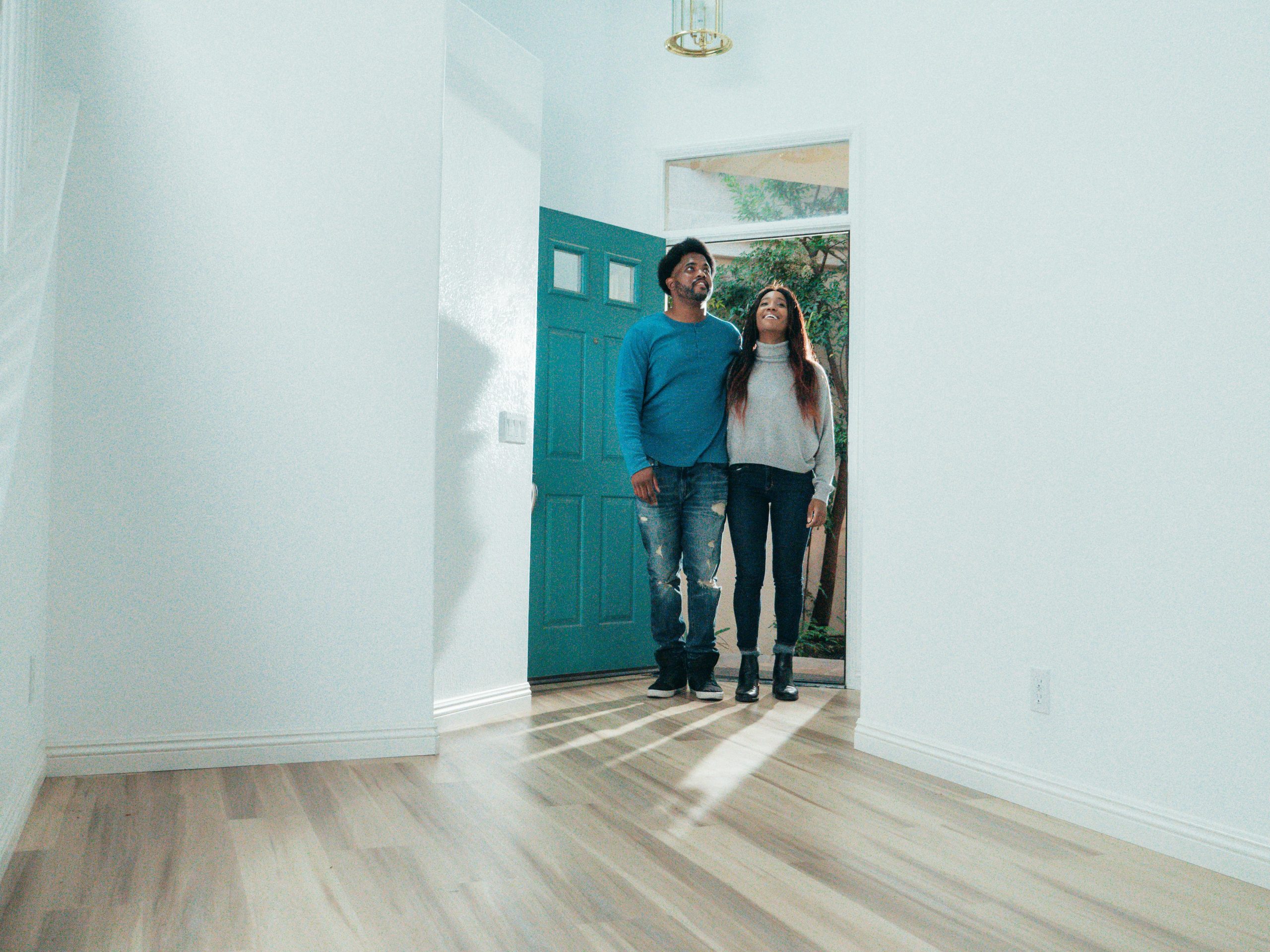 Pareja entrando a su primera vivienda.