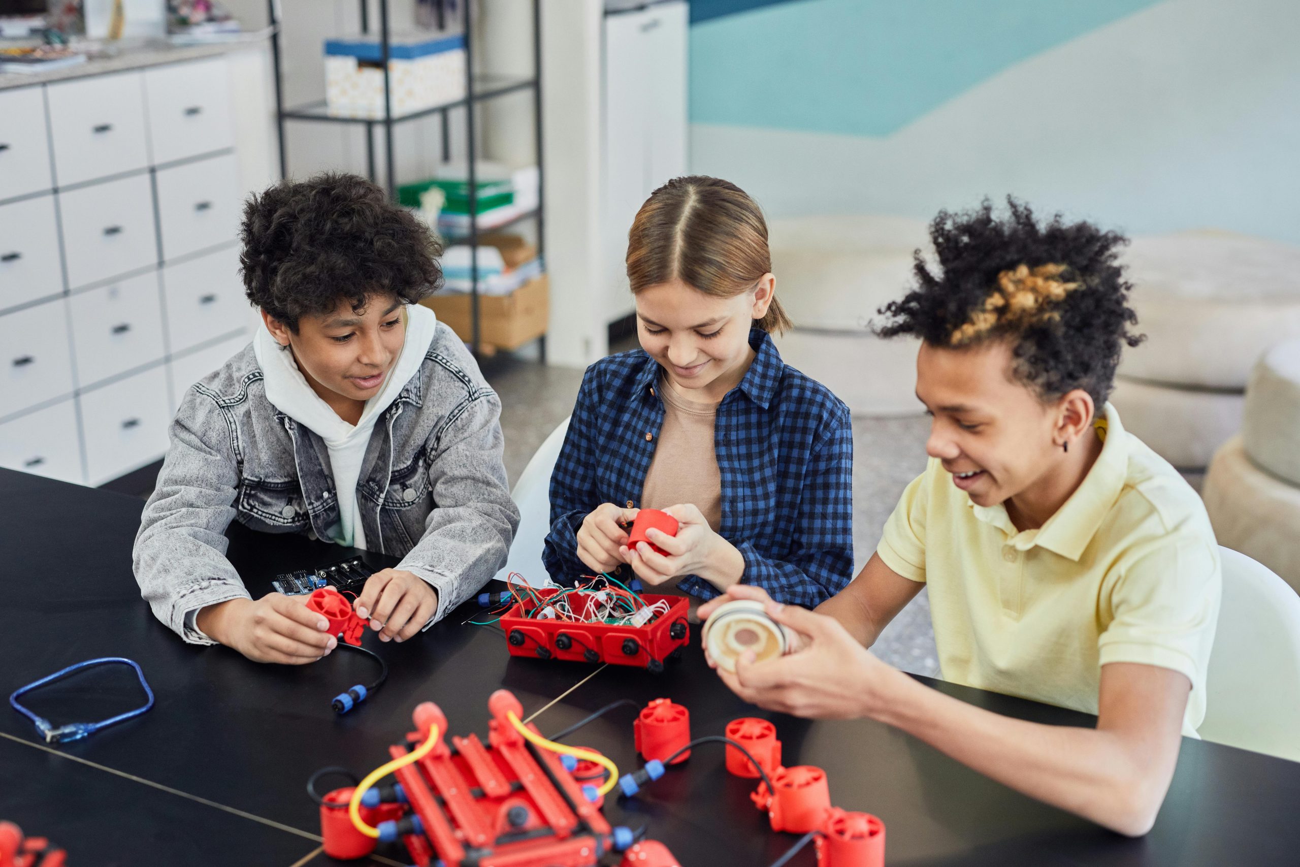 Grupo de niños aprendiendo de robótica.