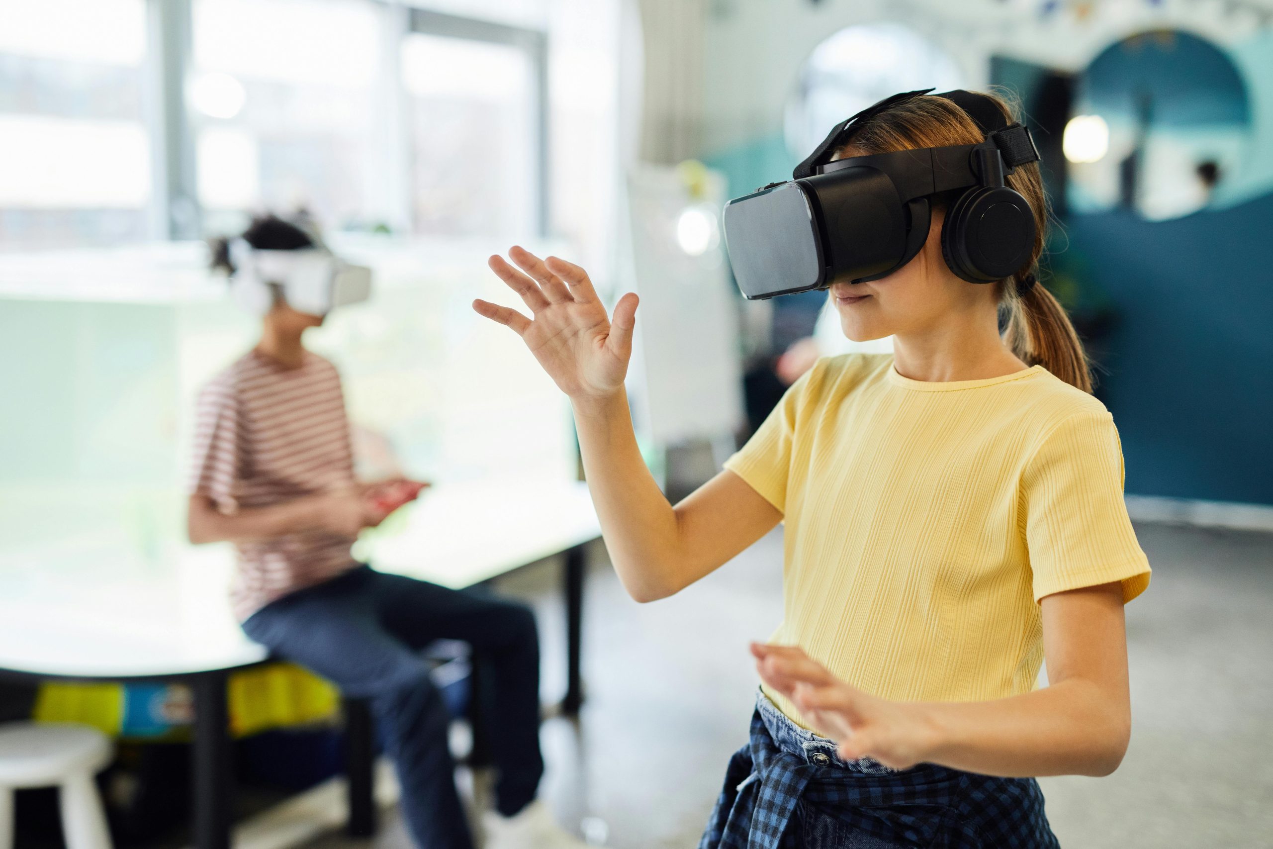 Niña jugando con visor de realidad virtual.