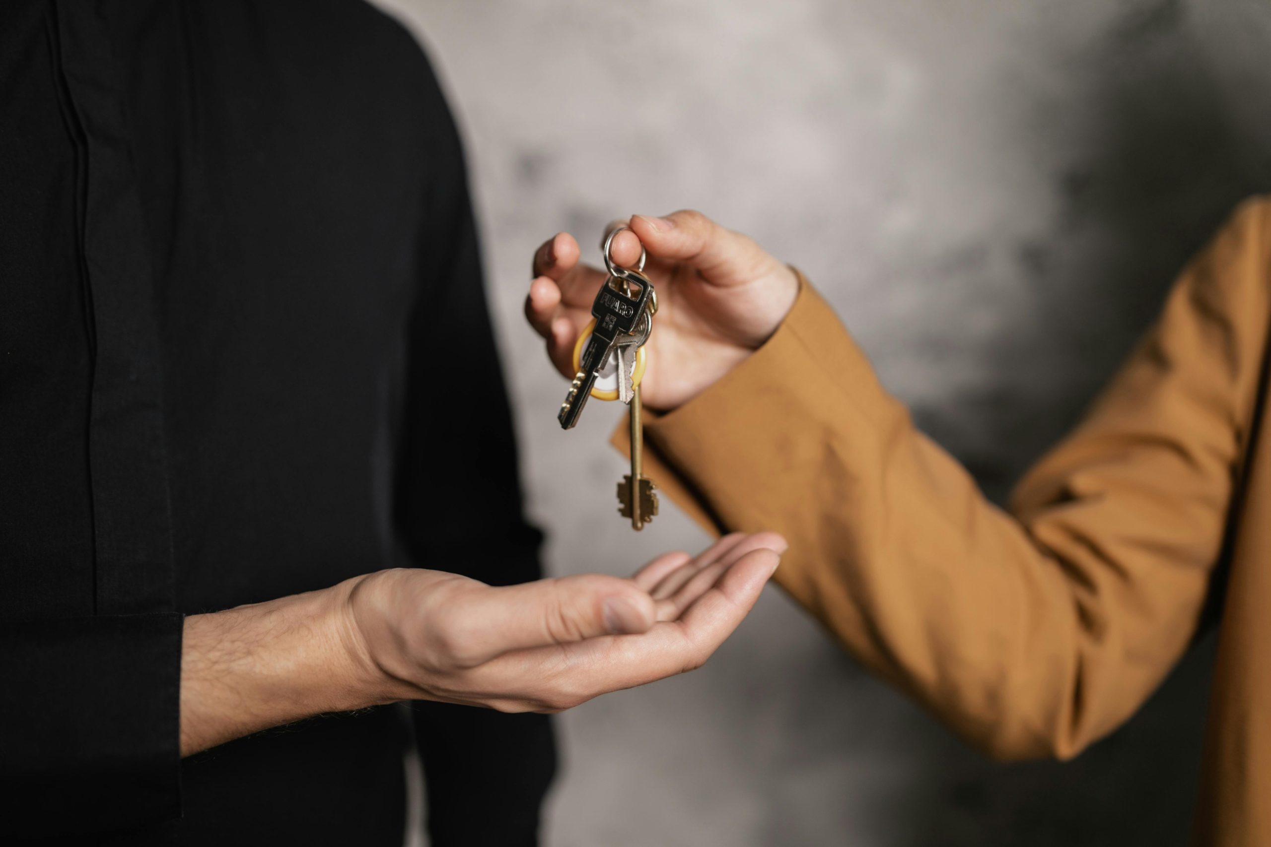 Pareja sosteniendo las llaves de su nueva casa.