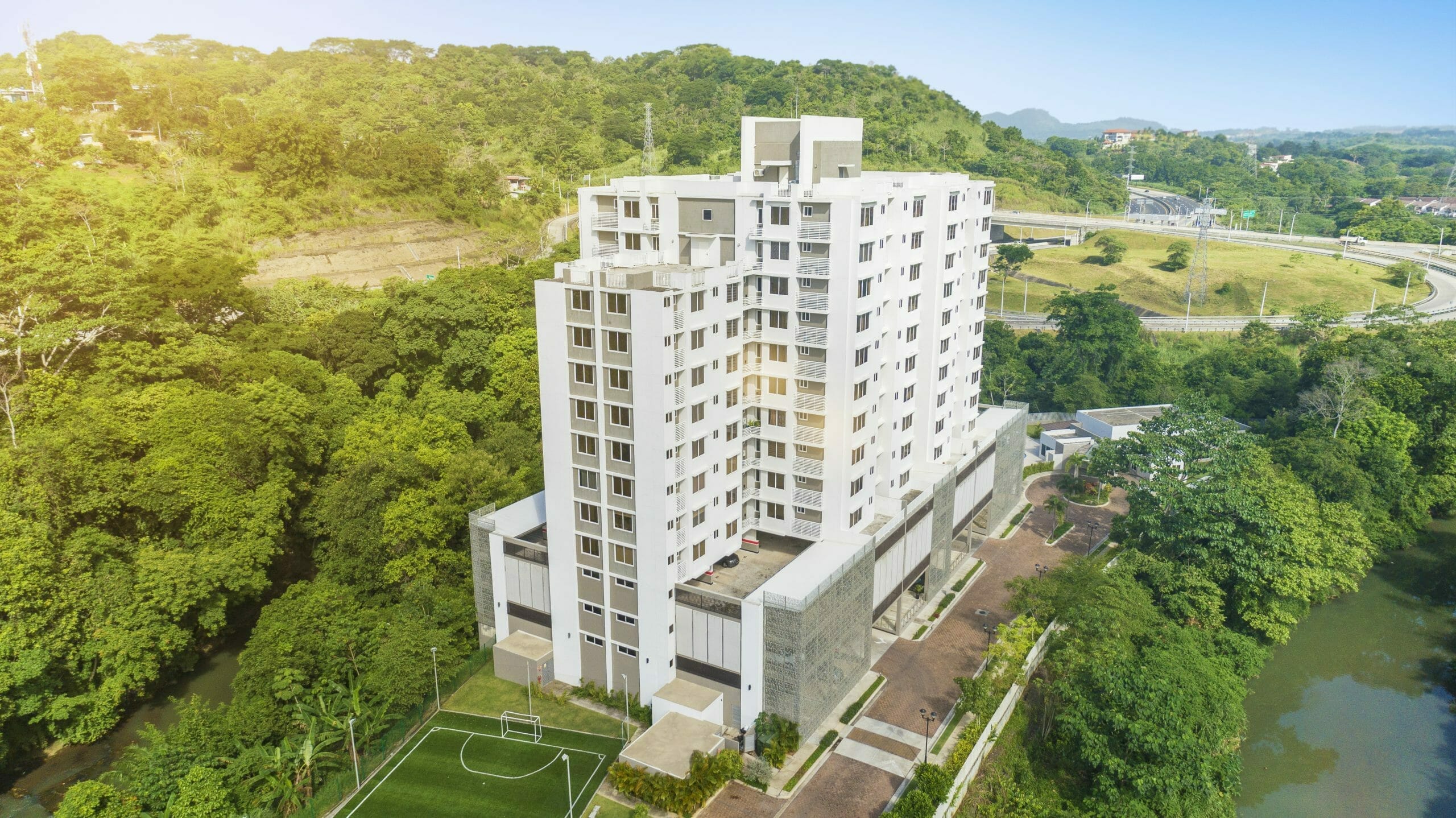 Vista aérea de edificio Península Norte en uno de los proyectos de casas en Panamá.