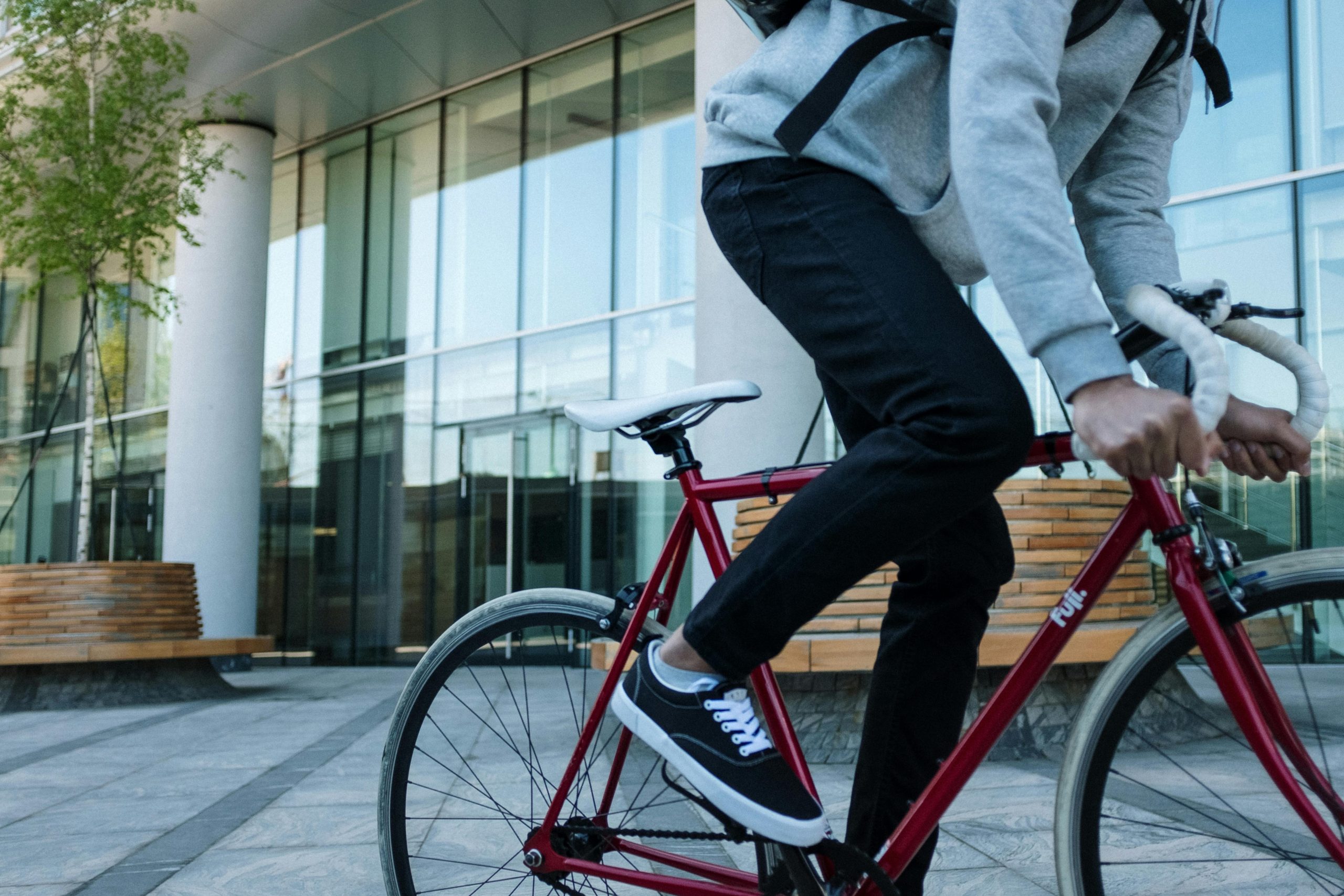 Ciclista en plaza comercial urbana.
