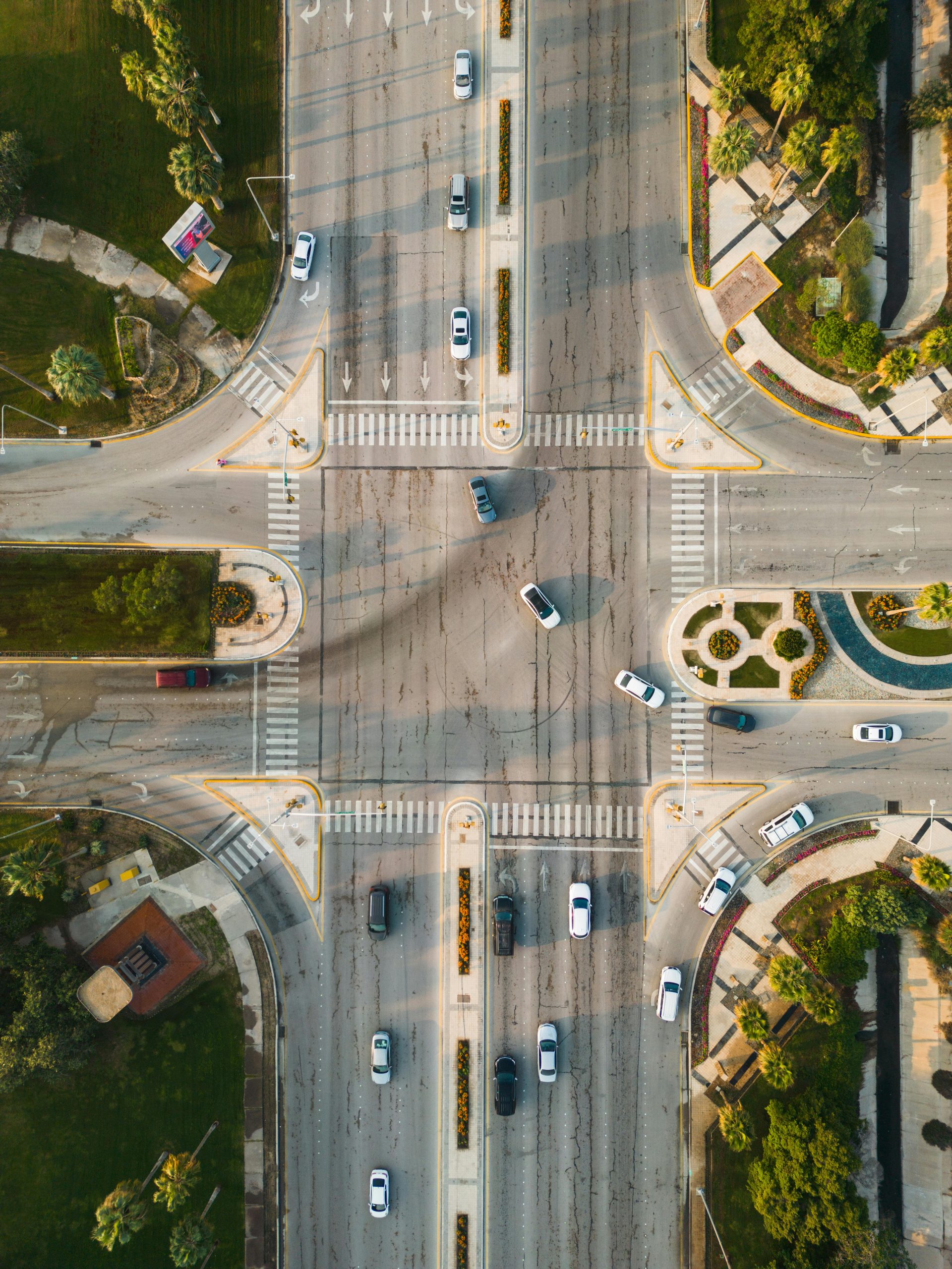 Vista aérea de intersección en zona urbana.