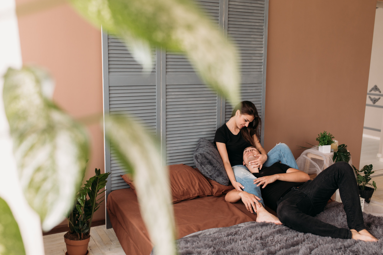 Pareja en un espacio interior diseñado para descansar en casa