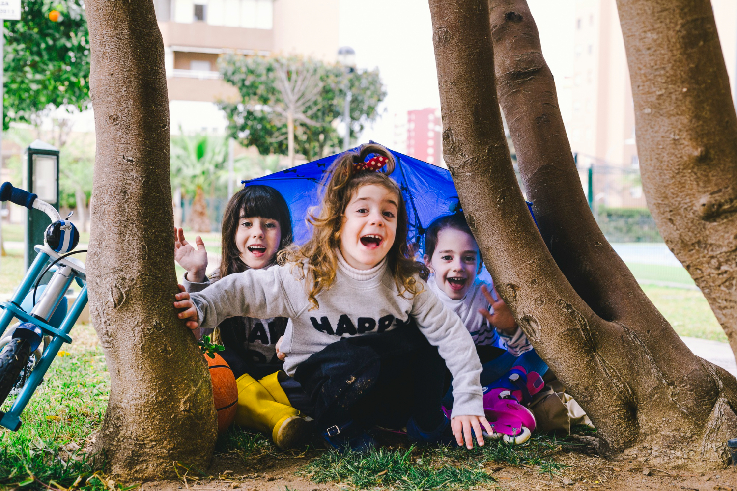 Niños jugando en un parque seguro dentro de una comunidad residencial 