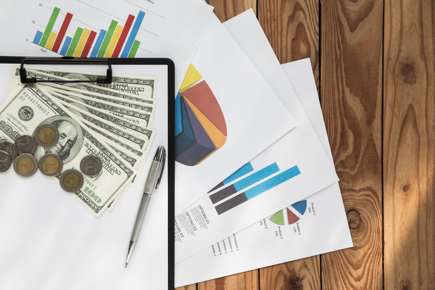 Gráficos financieros que representan la estabilidad económica de Panamá