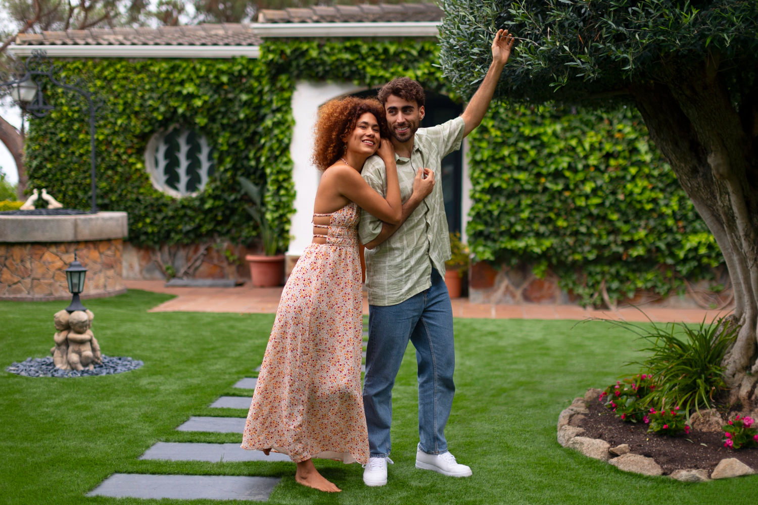 Pareja en casa con jardín amplio en comunidad residencial de Panamá 