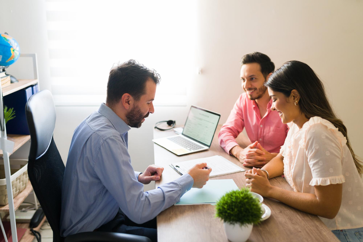 Pareja evaluando la posibilidad de comprar casa con asesor