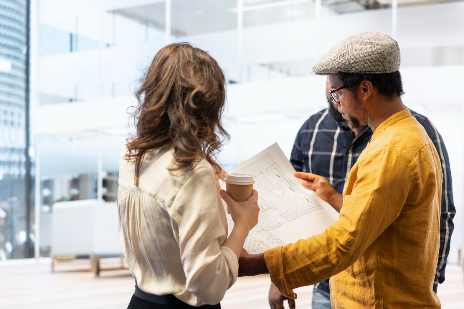 Personas revisando planos de propiedad en Panamá