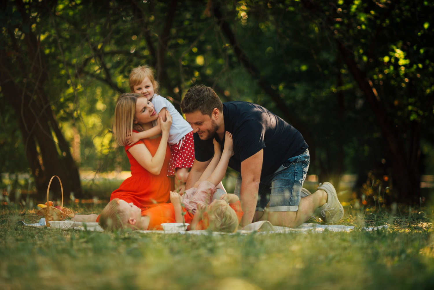 Familia pasando tiempo al aire libre en un área verde