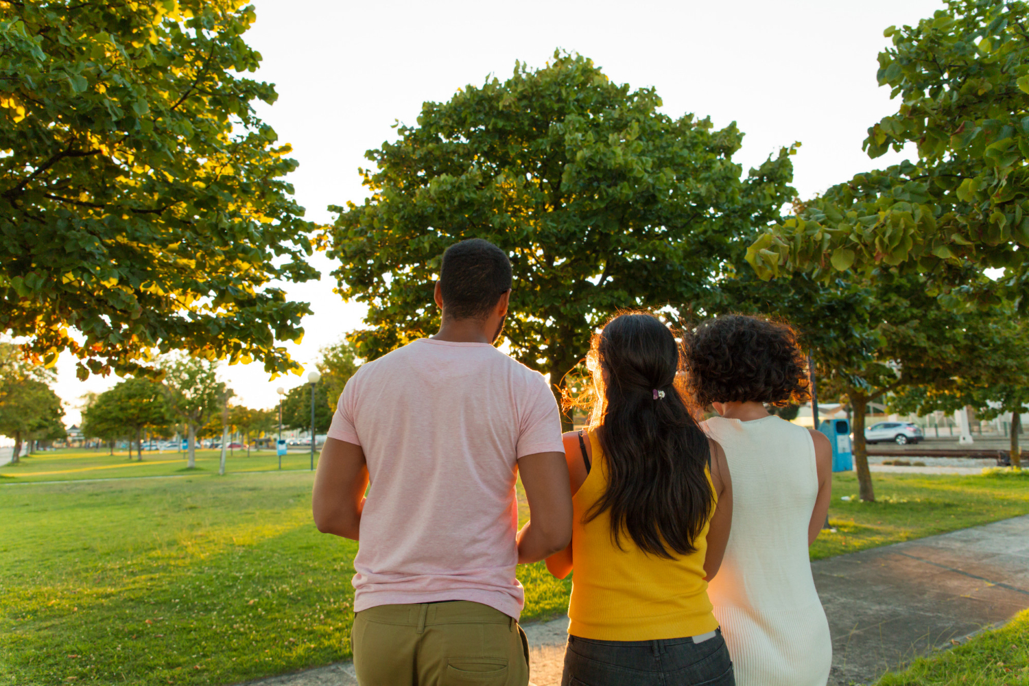 Personas caminando en un parque urbano de Panamá 