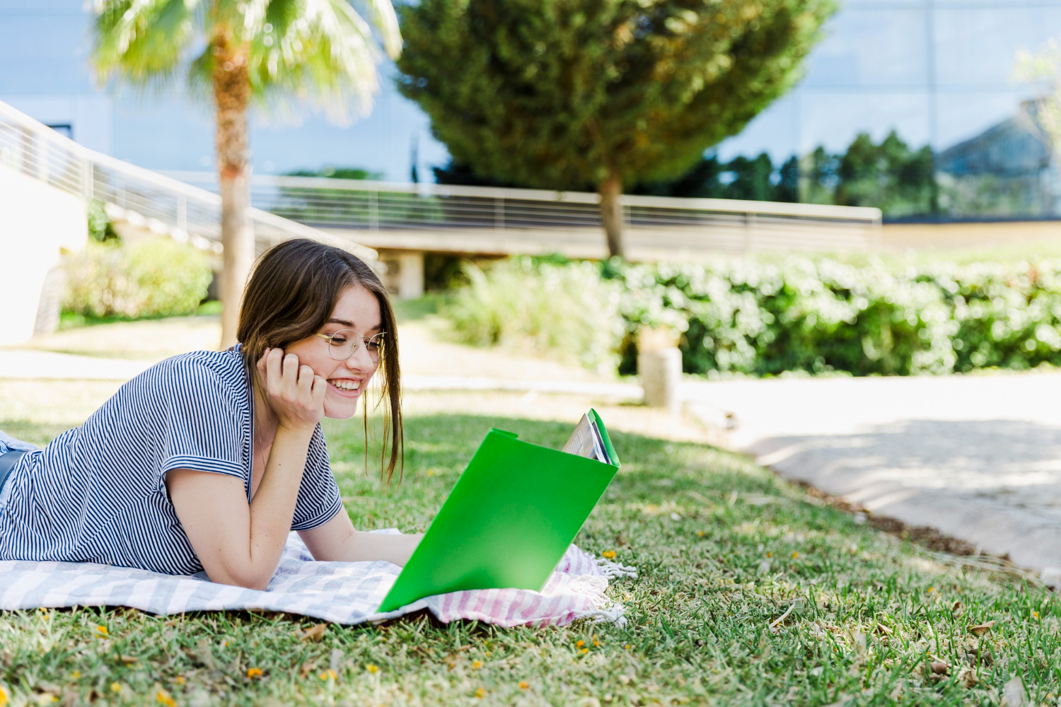 Chica leyendo al aire libre