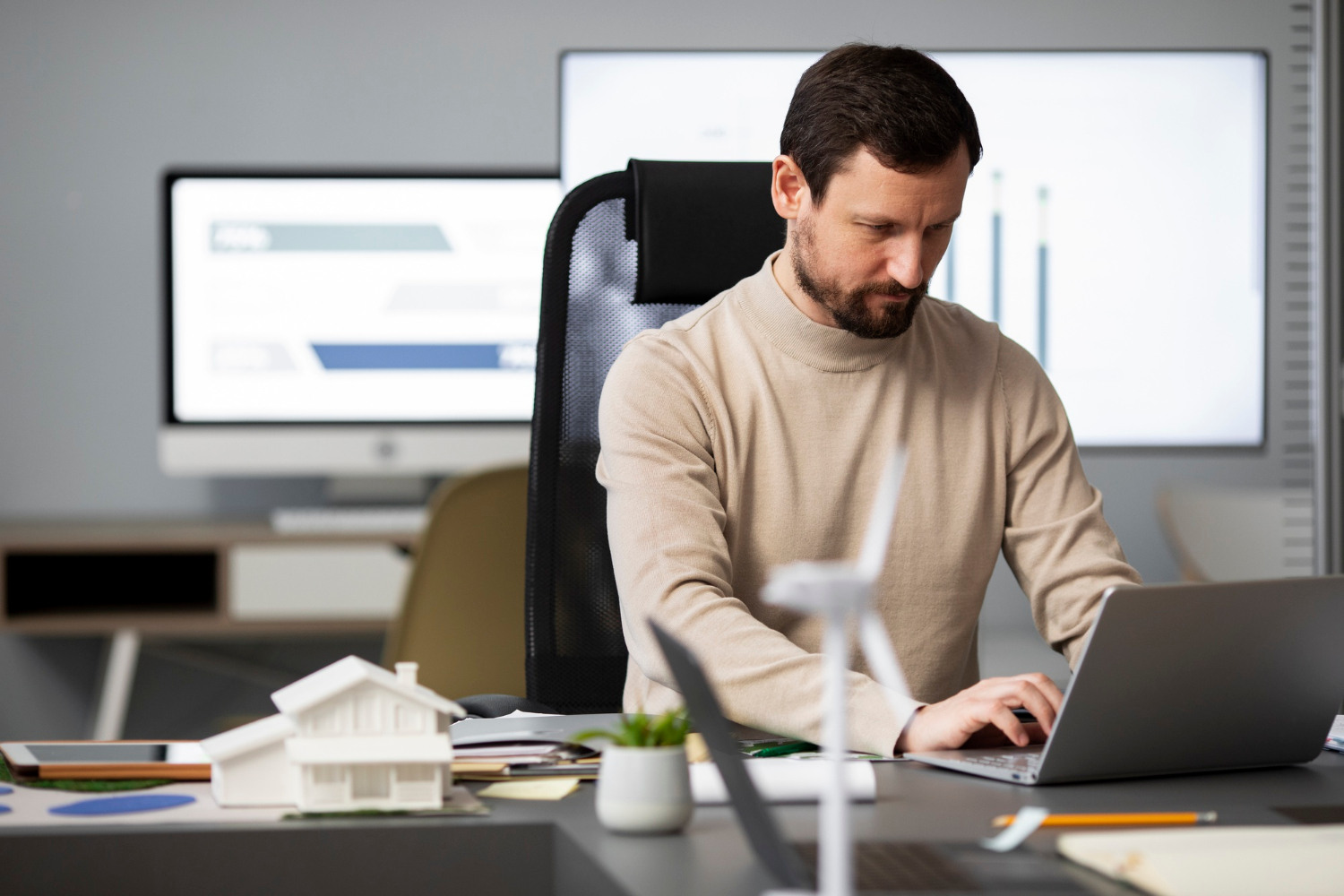 Desarrollador inmobiliario revisando su laptop
