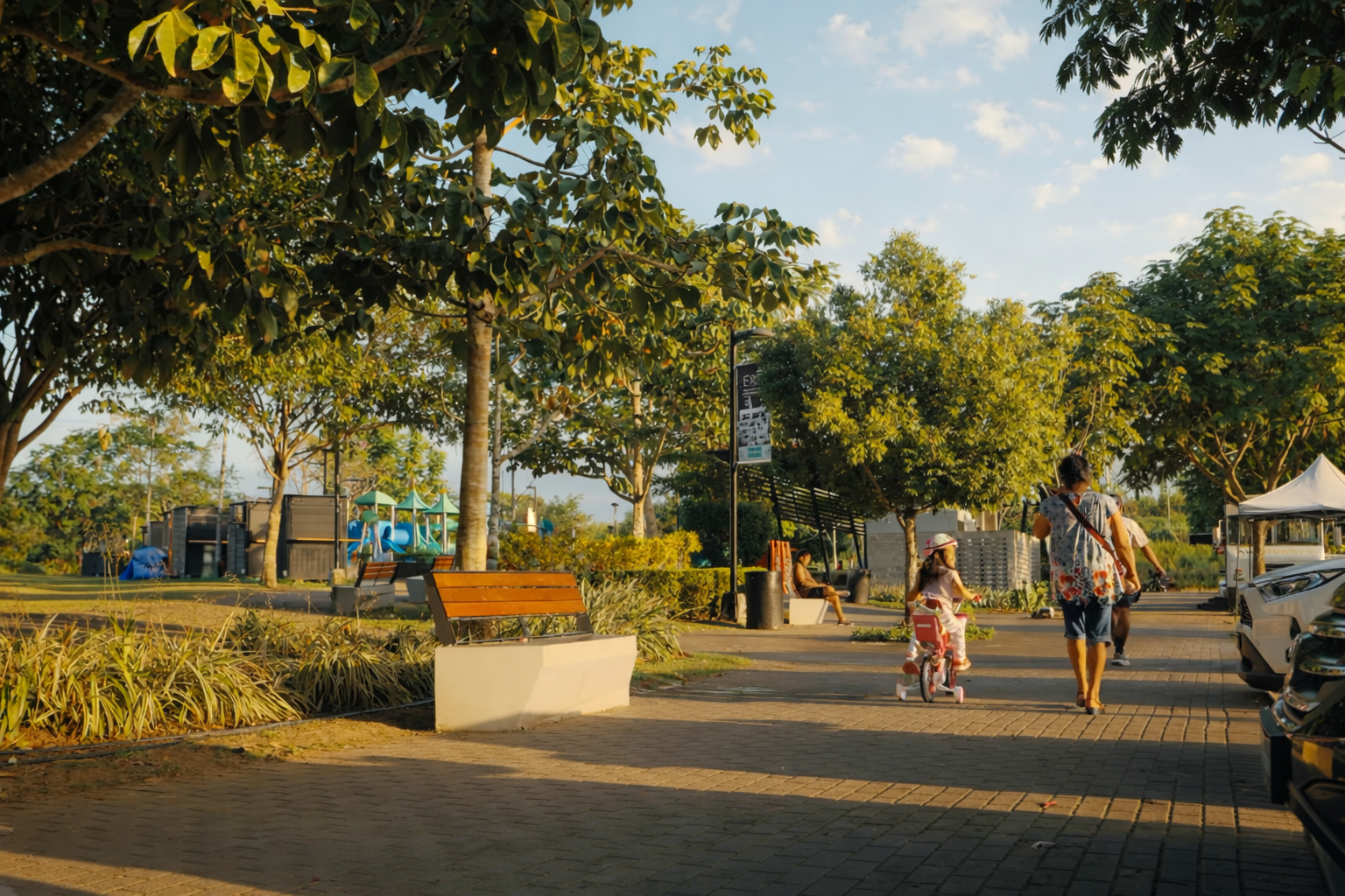 Familia en un parque dentro de una comunidad