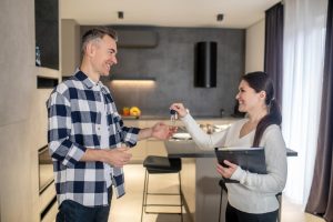 Agente de bienes raíces entregando apartamento a cliente