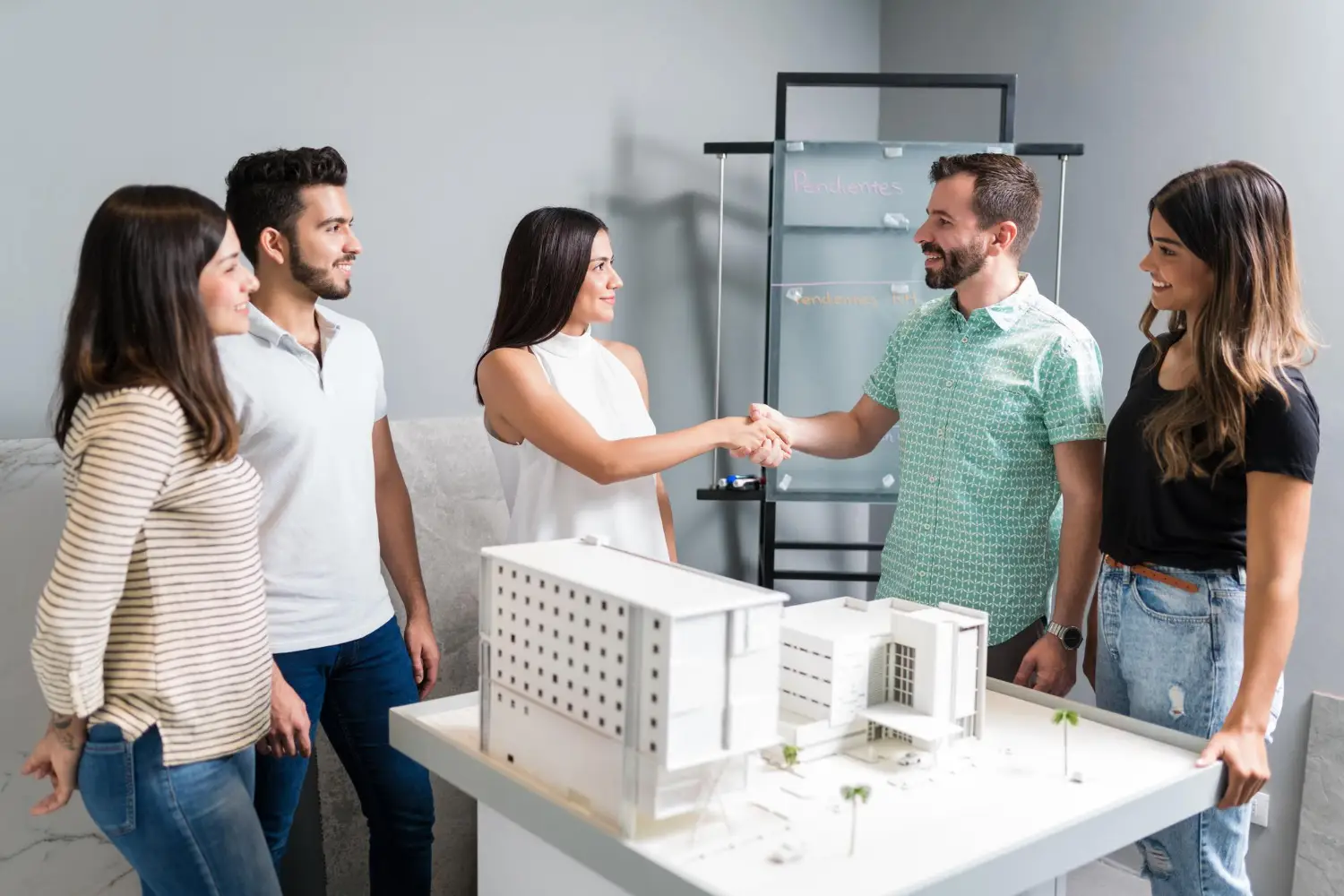 Equipo viendo maqueta de apartamentos en venta en Panamá