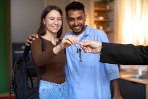 Pareja recibiendo llave de su nueva casa