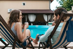 Pareja en área social de edificio