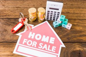 calculadora, maqueta de casa y elementos de finanzas e hipoteca