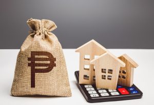 Maqueta de casa y elementos referentes a precio