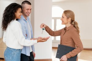 Pareja recibiendo llaves de casa