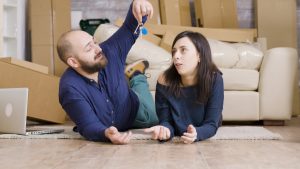 Pareja con llave de casa en la mano