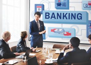 Personas reunidas en un banco