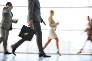 Personas caminando al trabajo