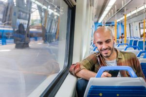 Chico feliz en el metro